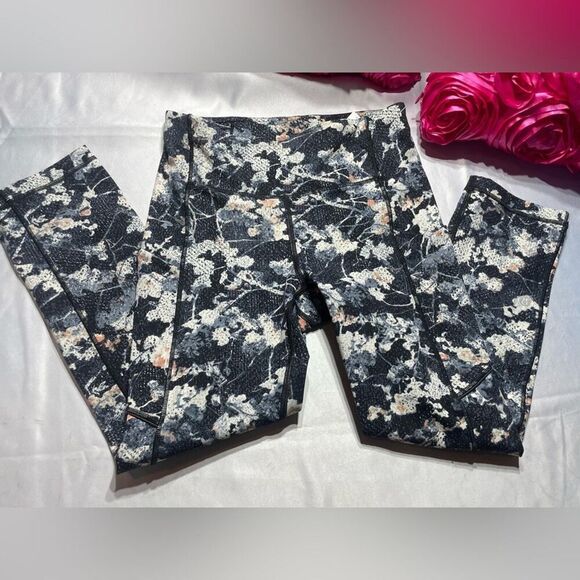 Lululemon Wunder under high altitude spring bloom 21” short leggings, size 4 - Picture 8 of 14